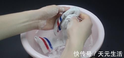 夏天穿过的袜子又脏又臭？教你一招，不仅干净还没臭味，太实用了