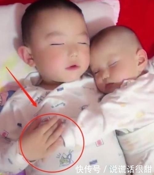 心头|姐姐抱着弟弟睡觉,妈妈好奇掀开被子,眼前的画面令她心头一暖