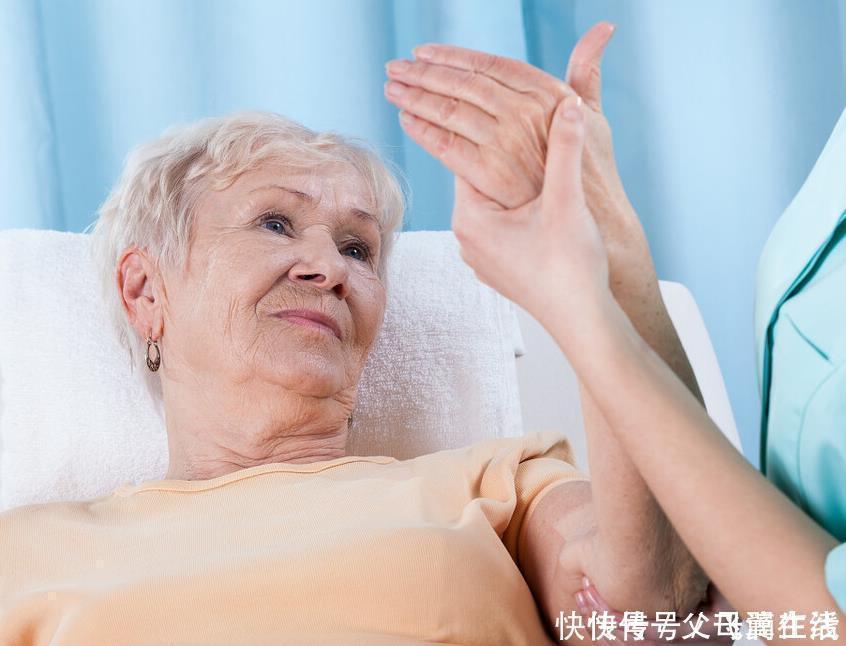 骨质疏松|骨科医生:1种食物当“零食”吃,骨密度升至1.8,骨骼坚硬如石