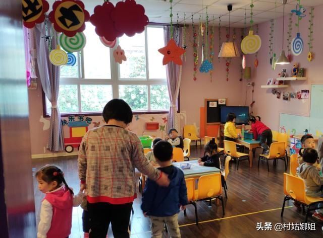 衣服|幼儿园女儿放学后胳膊有淤青,老师:她穿了件裙子,所以才出事的