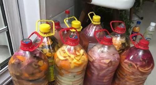 植物|养花不用买营养液,准备好香蕉皮,盆栽植物叶子不泛黄