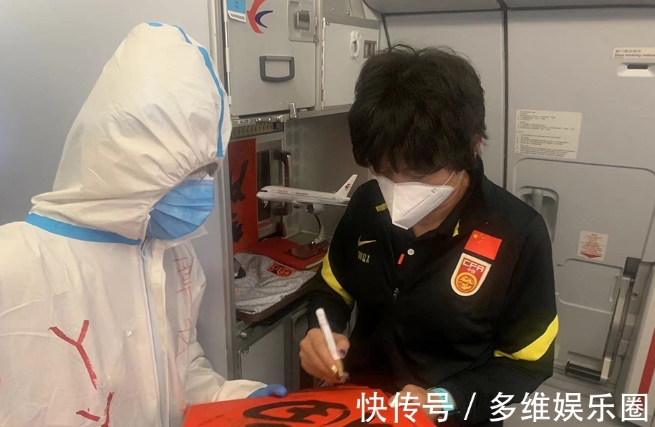 中国女足|凯旋|冠军归来!中国女足搭乘包机回国,今晚抵沪