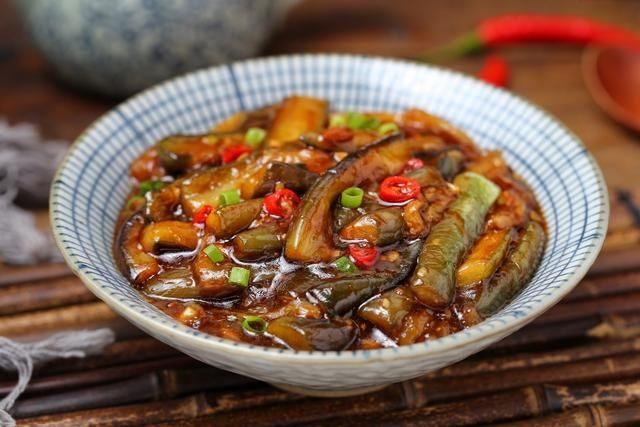 玉米淀粉|茄子我就服这做法，酱香浓郁软糯入味，比肉还抢手，米饭要备足
