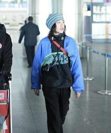机场|太酷了!窦靖童头顶包装一条“毛巾”出现在机场,与王菲大不相同!