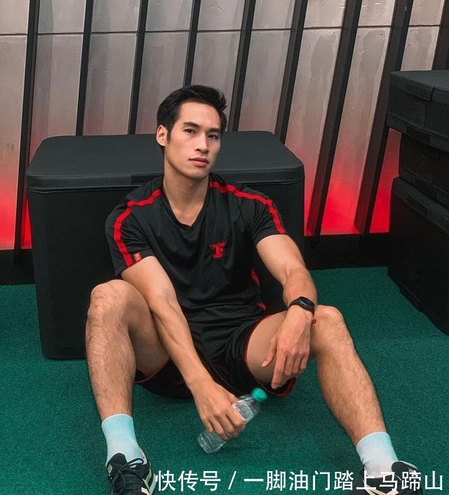 肌肉|帅气的五官、紧实的身材，阳光型男的胸肌、腹肌、人鱼线真上头！