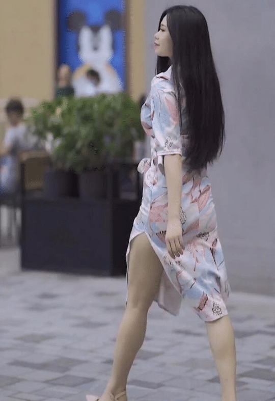  美女|美女街拍：显优雅气质的裙装，一直是女性的最爱，美女穿出了曼妙身姿