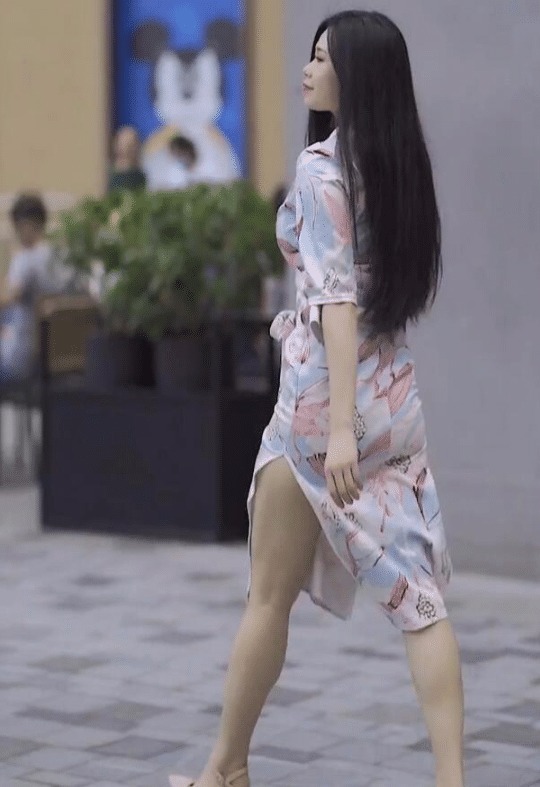 美女|美女街拍:显优雅气质的裙装,一直是女性的最爱,美女穿出了曼妙身姿