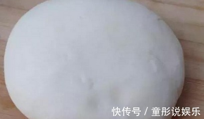 蒸包子时别直接上锅蒸,多加一个步骤,蒸出的包子松软美味可口