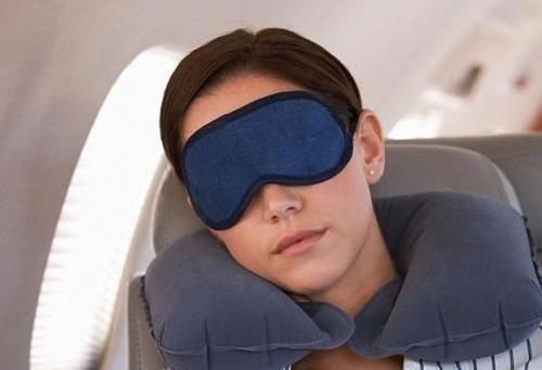 建议中老年人:不管去哪旅游,行李箱要带这4样,旅途舒适不受罪