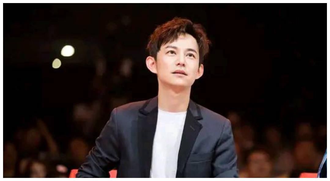 何炅“四宗罪”跌落神坛?从万人捧到遭唾弃,牵手照只是冰山一角