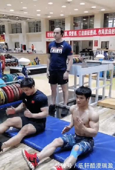 举重|李发彬夺男子首金，曾考虑退役，坚持19年终圆梦，肌肉发达抢眼