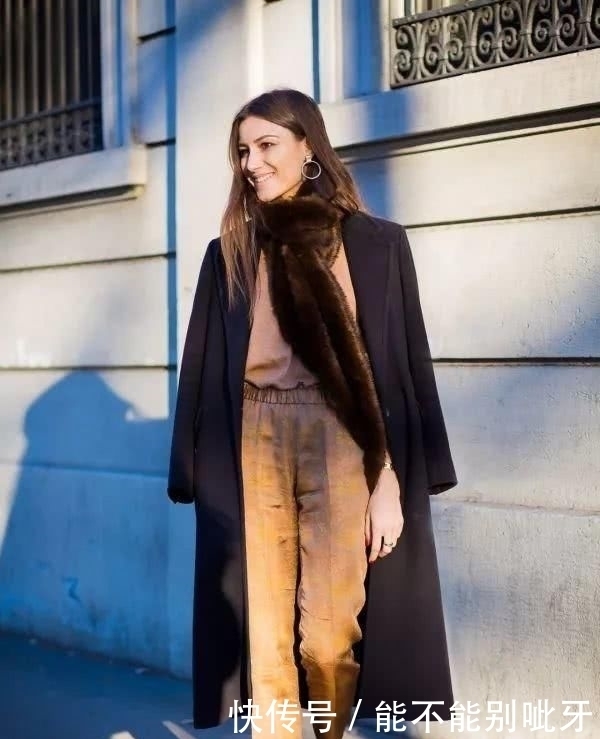 围巾搭配小心机，这个秋冬时髦和温暖全都有了