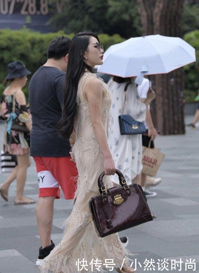 卡其色连衣裙搭配棕色手包，不仅拥有美丽脸庞，而且拥有高贵气质