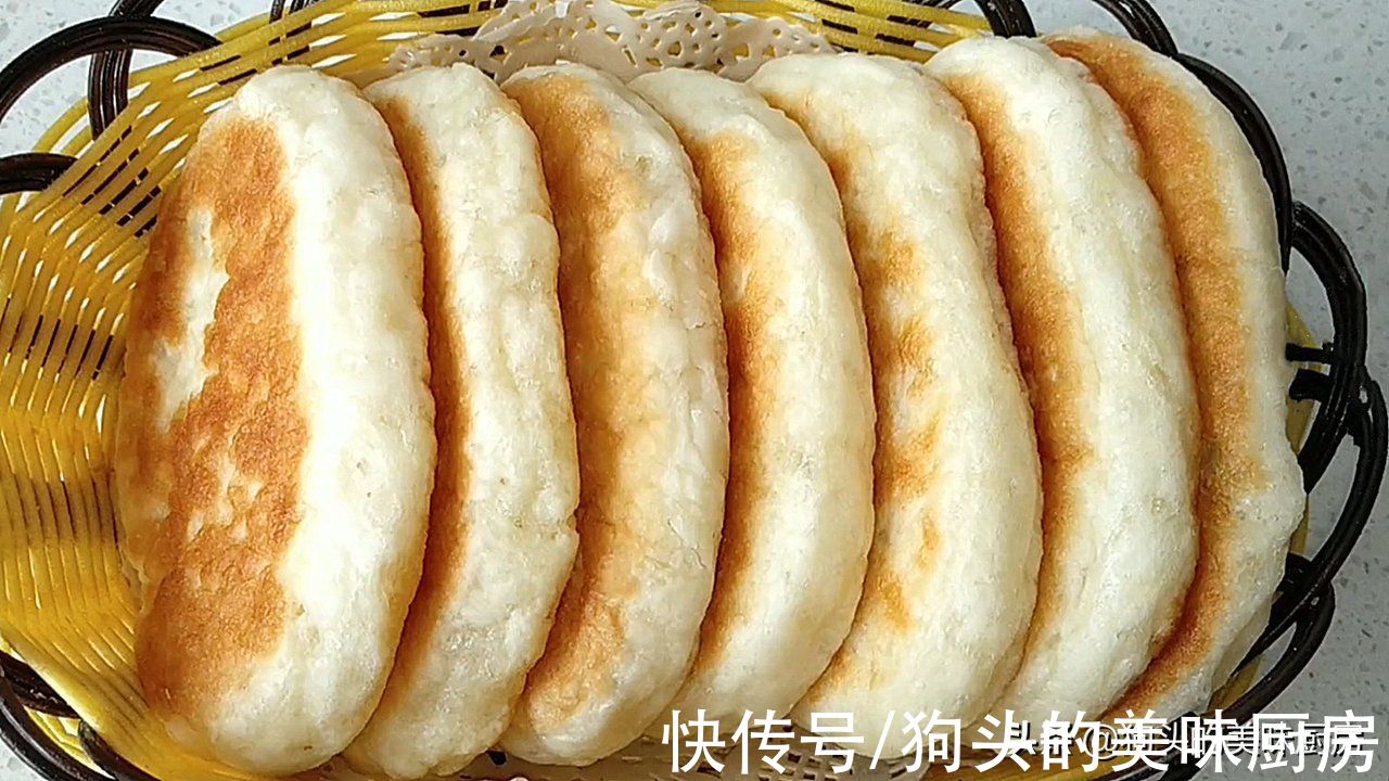 发面饼怎么做最简单？一碗面粉一碗水，用筷子一搅，蓬松又暄软