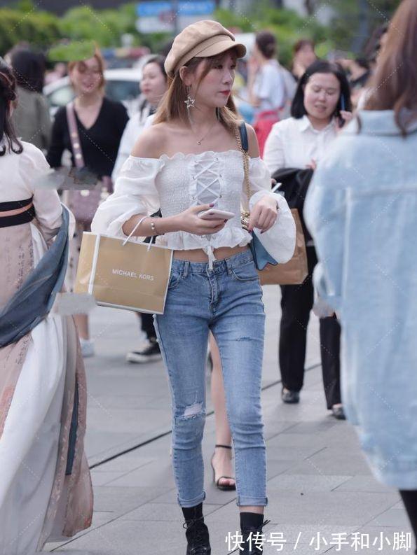 尖头高跟鞋 美女脚上搭上一双尖头高跟鞋的时候,显得更加的美丽动人