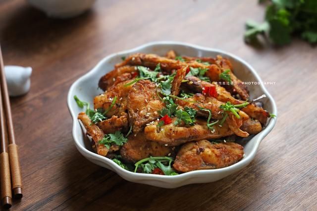 辣椒粉|干煸鱼块，做法简单，吃完还想吃，学会了轻松做给家人吃