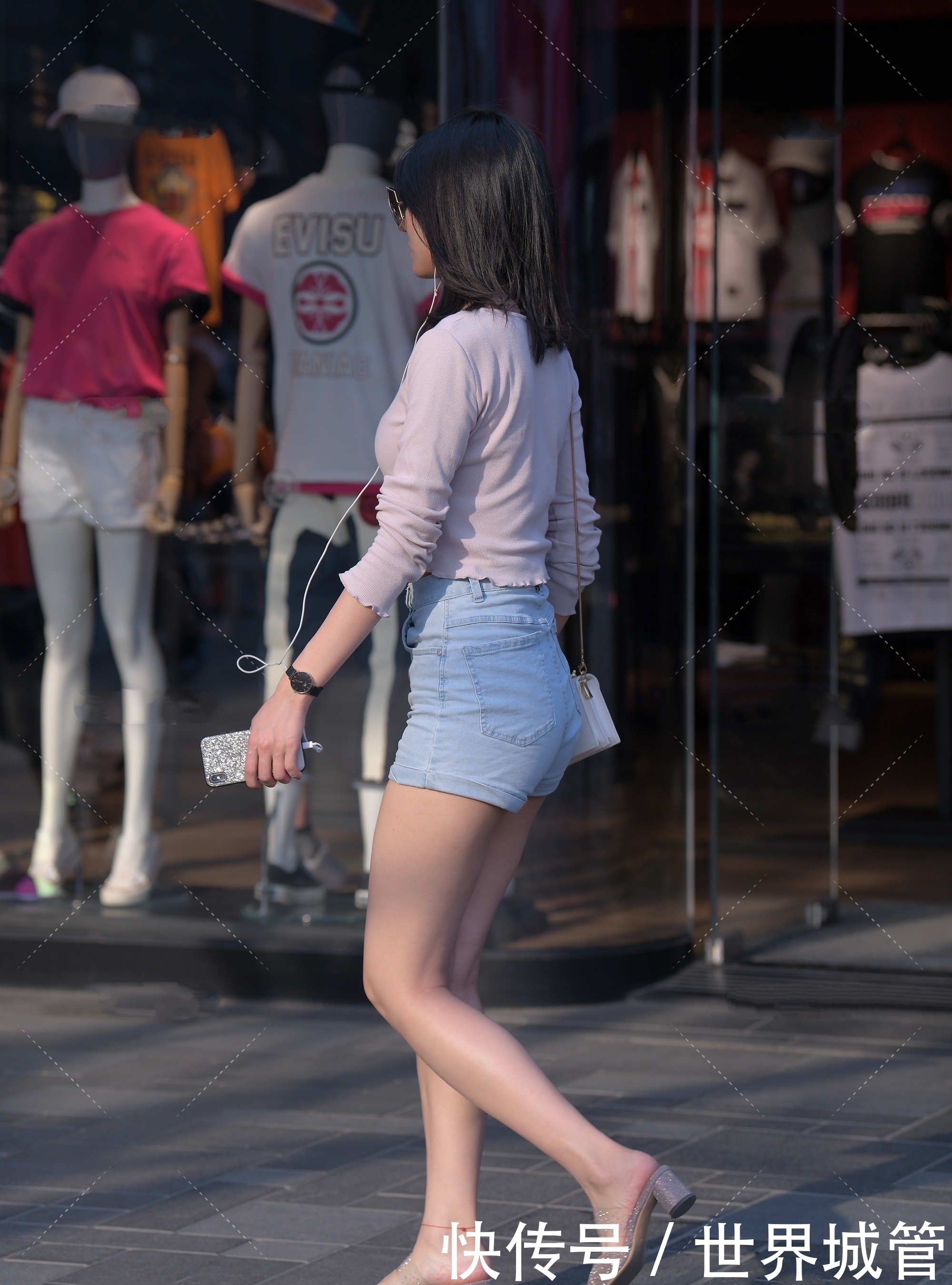 浅粉色针织衫,搭配牛仔短裤,甜美可爱,青春时尚感十足