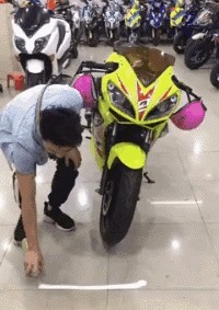 |搞笑GIF:在地下停车场还敢开这么快?真的是不怕!