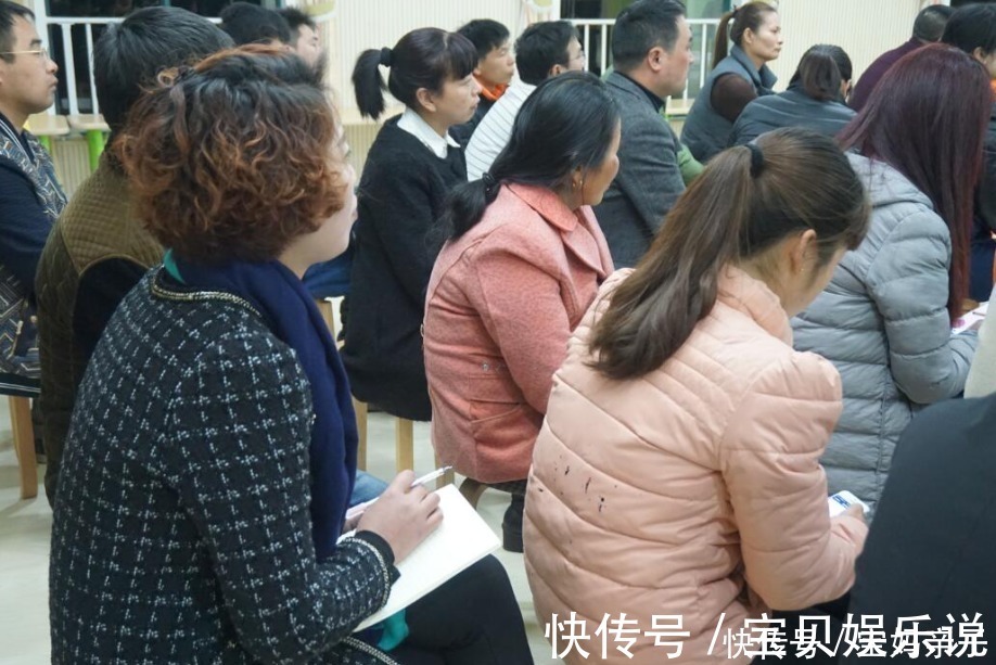 手机|家长会上,看到孩子放在桌子上的“信”,全班家长无地自容