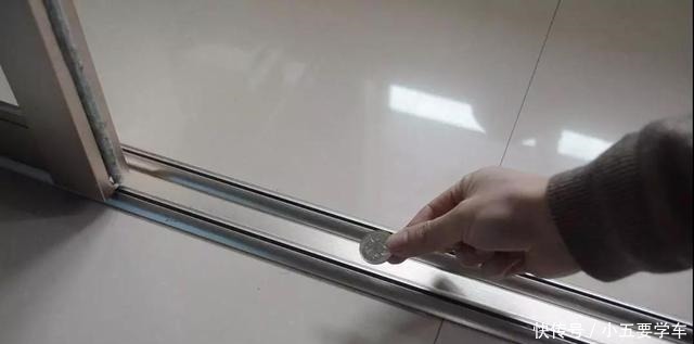 硬币|推拉门地轨清理难不用1滴水,拿个不值钱的它,来回滚一滚就行!