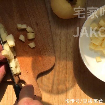 苹果糯米饼，制作简单，外层香脆，内里软糯甜蜜，超级好吃