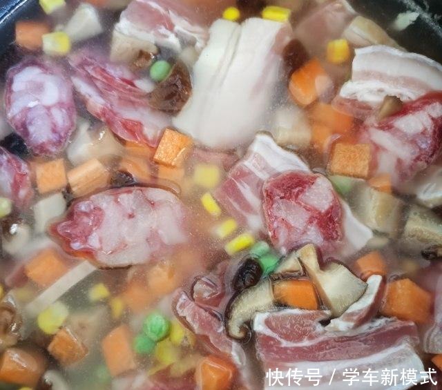 咸肉香肠焖饭,焖五分钟,香气扑鼻啊!