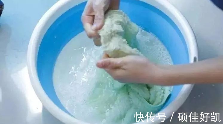 毛巾用久了又臭又滑难清洗学会这个小妙招，洗完跟新买的没区别