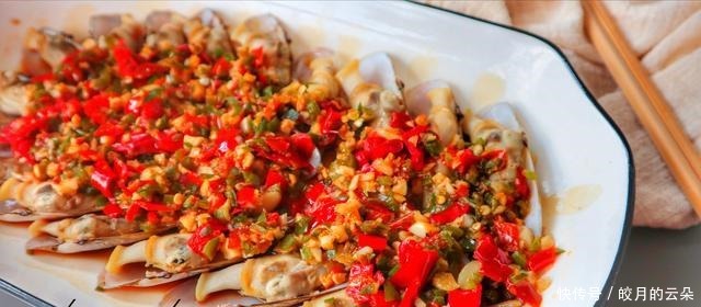 12块钱买500克蛏子,简单一蒸5分钟就上桌,肉质鲜美,吃着很过瘾