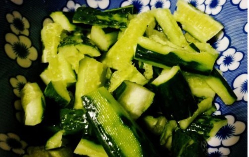 拍黄瓜时先放盐还是后放盐?大部分人做错了,难怪黄瓜一点也不脆