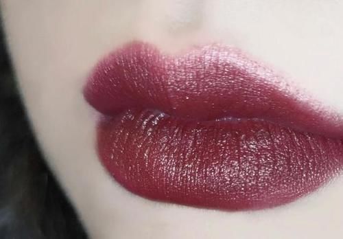 杏仁奶茶色|唇色深的女生,这几只热门色号别涂,色差严重还容易显黑!