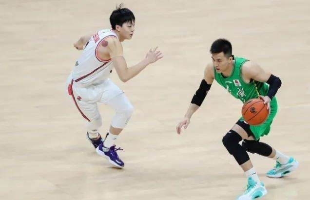 真相|胡明轩垫脚,韩德君威姆斯起冲突,慢镜头八倍镜还原真相