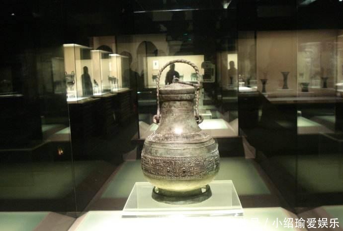 鎏金方壶|此文物表面镀金,博物馆请求要点金粉,主人立即将文物捐给国家