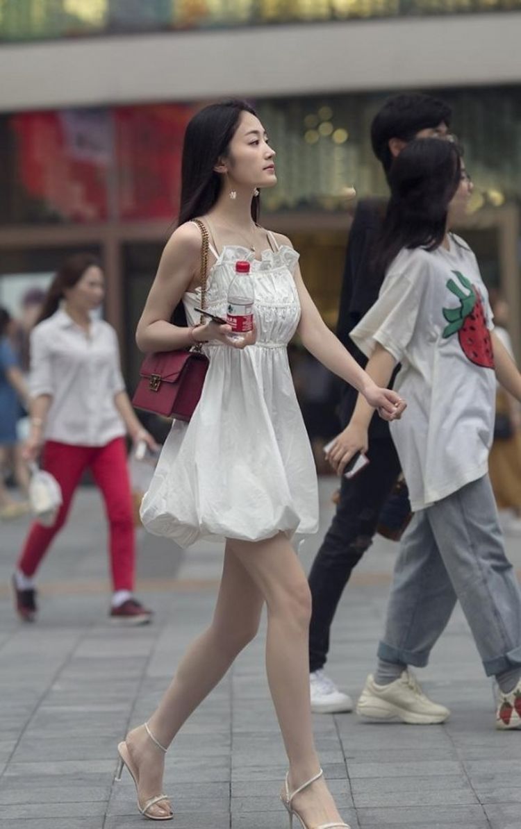 初恋女友|“街拍女神”秋季穿搭果然迷人，抹胸上衣配牛仔裤，美成初恋女友