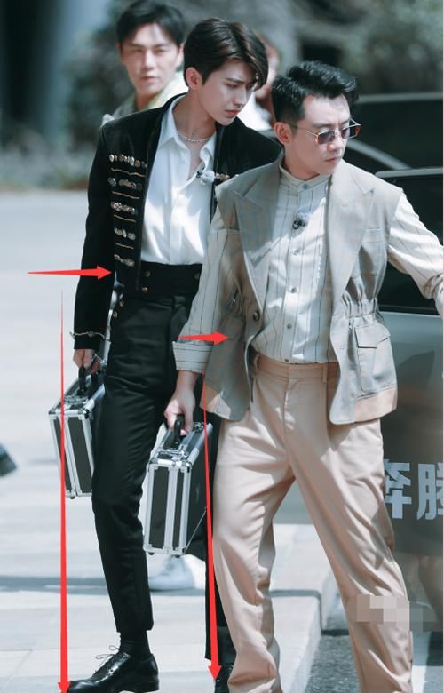蔡徐坤郑恺下车被抓拍,谁留意到2人腿长对比?过于扎心了