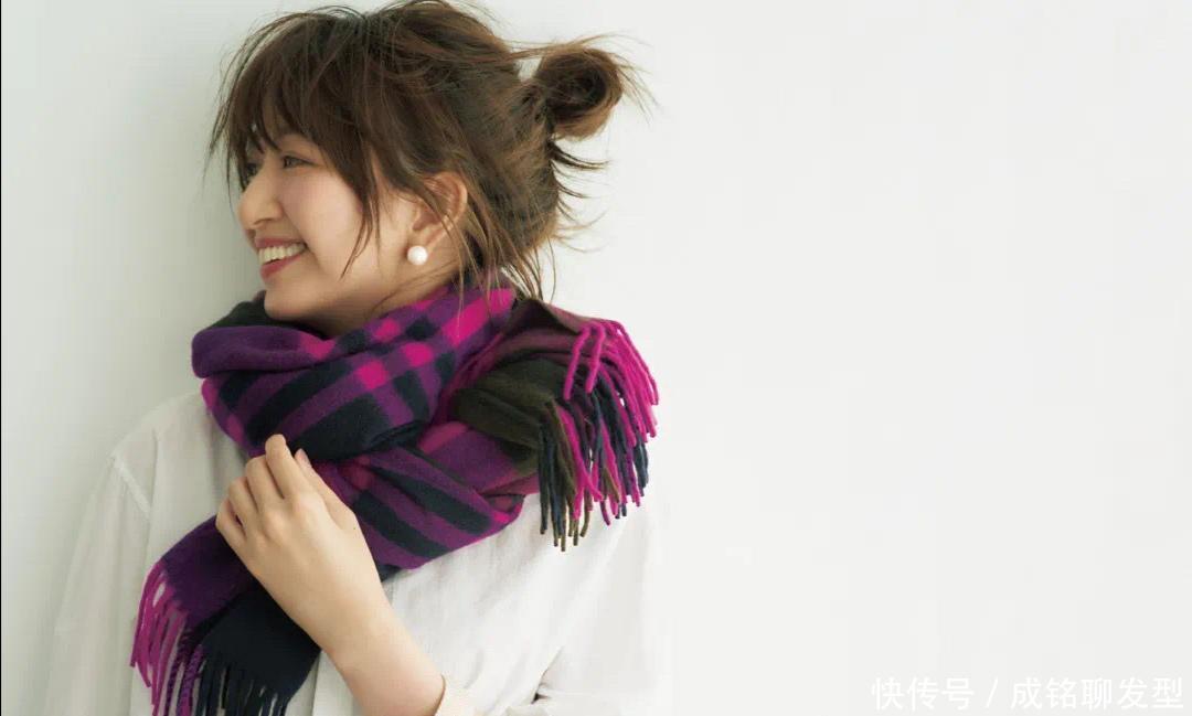 中年|中年女人更要懂搭配,三种围巾系法让穿搭更高级,美嫩保暖又洋气