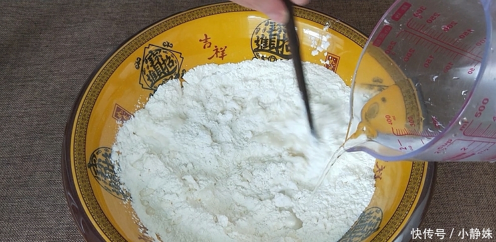 我家面条从来不买,教你秘制做法,筋道爽滑,1.5元面粉做一锅