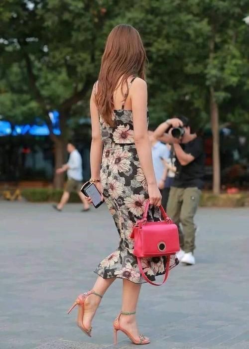 街拍身材高挑的小姐姐，穿着印花的吊带裙，美极了