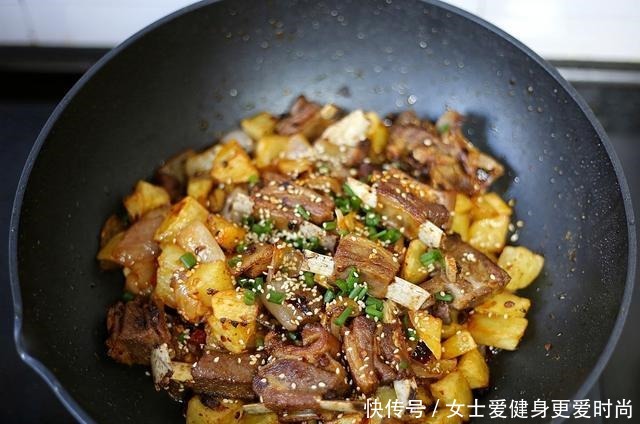 香肉|到了冬天,要常给家人做此菜,鲜香肉嫩好美味,吃完浑身暖乎乎