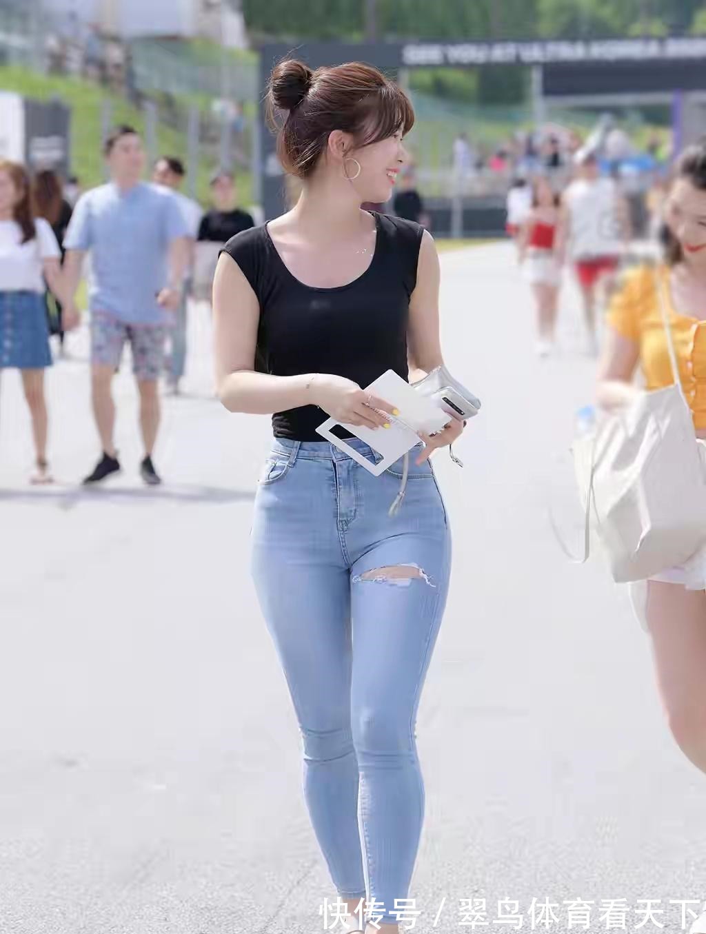 牛仔裤 无袖背心搭配破洞牛仔裤,简单舒适又修饰臀型,梨形身材也能穿!