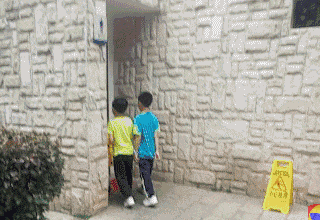 |搞笑GIF:来人啊有人要打我,没有三万我是起不来了!