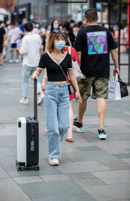 牛仔裤搭配不简单，鞋子搭配很关键，选对才能拥有时尚气质