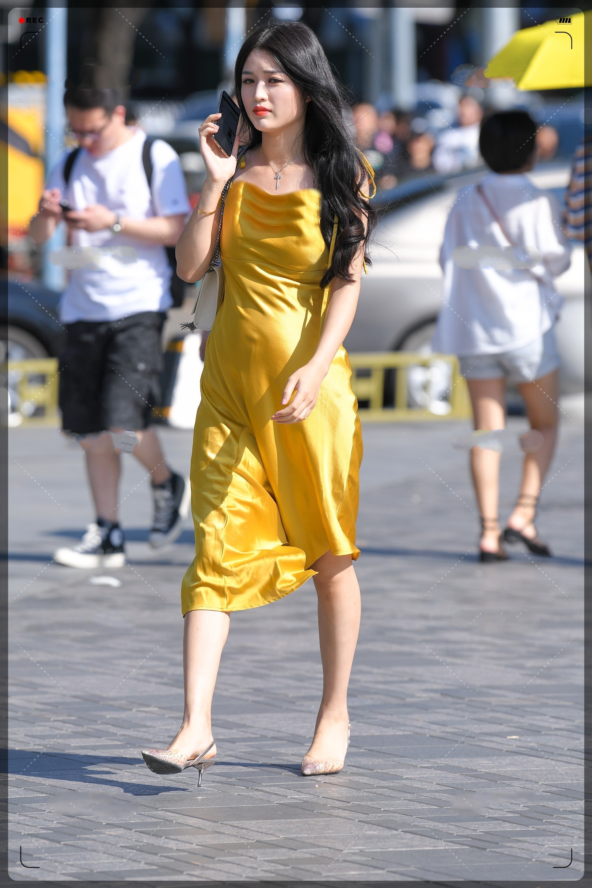 高贵|街拍美女:明黄色连衣裙,气质高贵,优雅迷人