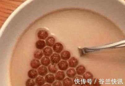 强迫症吃东西时,奶茶喝出新境界,草莓得去籽吃,网友别吃了