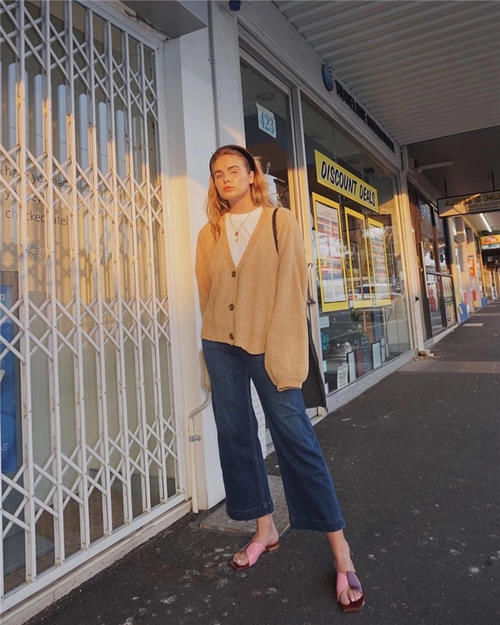 短款针织开衫怎么穿？学学这些潮人们的穿法，特时髦