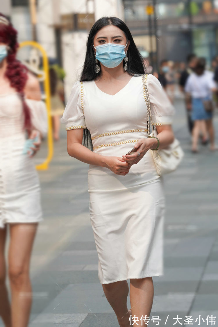 高跟鞋 美女街拍:吊带款的紧身裙和黑色短裤,都可以展现出优雅的魅力