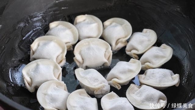 吃饺子不用水煮,加鸡蛋煎一煎,营养翻倍味道好,孩子天天点名要