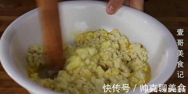 豆腐我家从不红烧,简单一压一搅,出锅太香了,上桌连汤汁都不剩