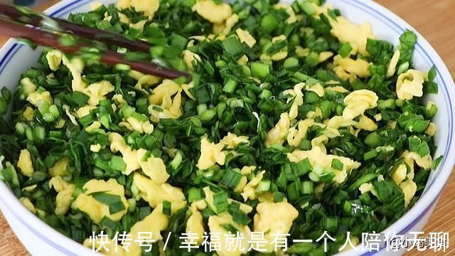 面团|爱吃韭菜盒子，这个方法就够了，不和面不擀皮，薄皮大馅太香了