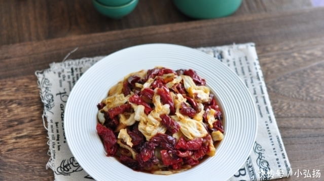 秋冬季节吃白菜,一斤不到三块钱,简单一炒就能上桌