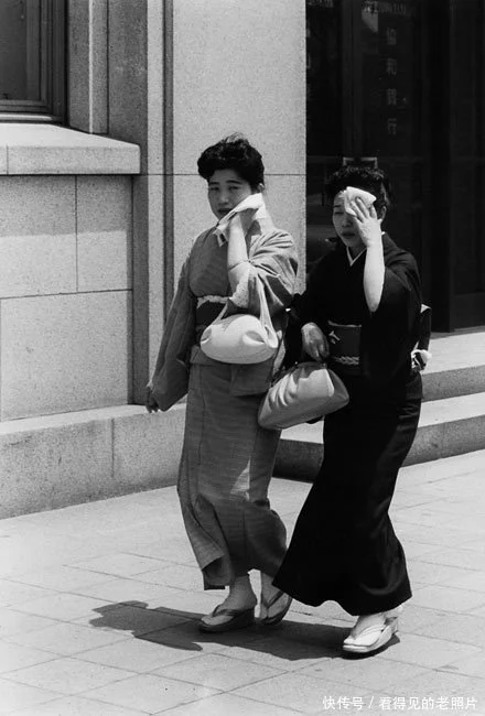 太阳底下，走过两位身穿和服的日本美女。